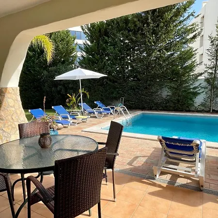 Golfinho - Private Pool - 10 Guests -